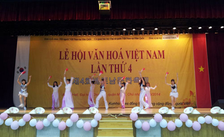 Kết hợp múa truyền thống Việt nam - Hàn Quốc.
